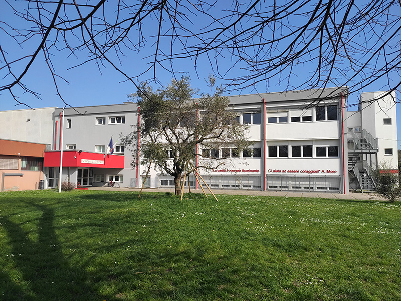 G. MAZZINI - CISLAGO - - school photo 1 showing facilities in CISLAGO